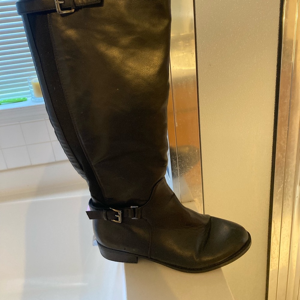 Women black boots size 8